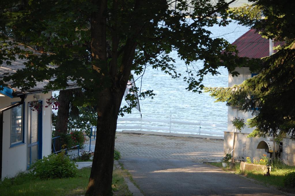 White Village Park Iskar Lake Pasarel Exteriör bild